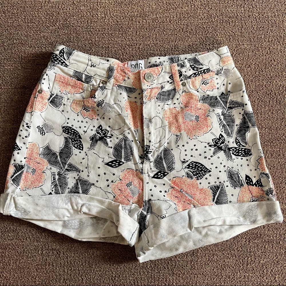 NWOT BDG Floral Mom Shorts Size 28